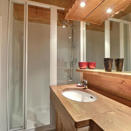 2 Pieces 6 Pers. Aux Allues - Skis Aux Pieds, Proche Commerces, Balcon, Wifi. - Fr-1-182-188 Apartment *